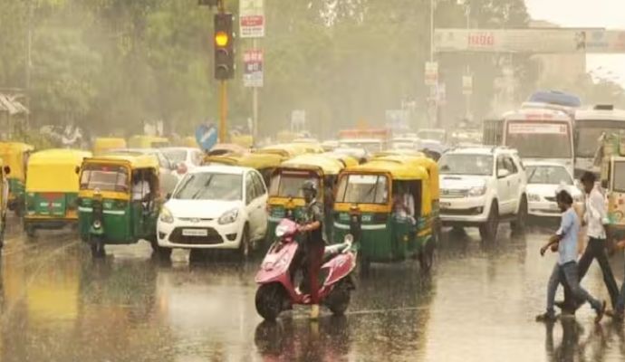 Weather: दिल्ली- NCR  में फिर हुई बूंदाबांदी, तापमान में आई गिरावट