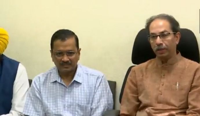 अरविंद केजरीवाल ने उद्धव ठाकरे से की मुलाकात, कहा – लोकतंत्र बचाने के लिए साथ आना जरूरी