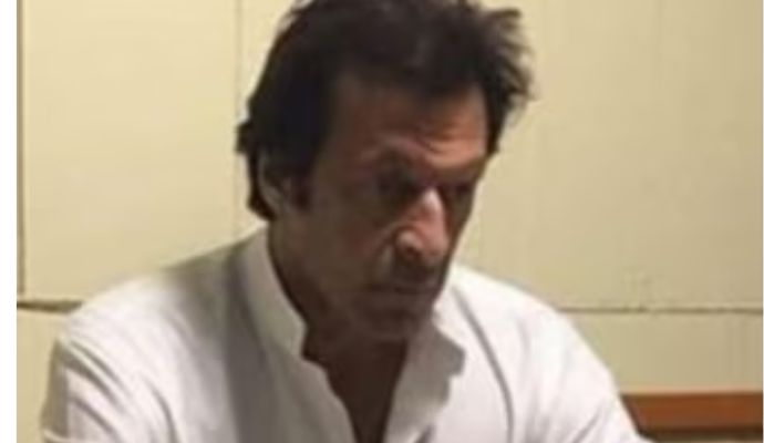 Pakistan: Imran khan को रातभर किया गया टॉर्चर, सामने आई कस्टडी की तस्वीरें