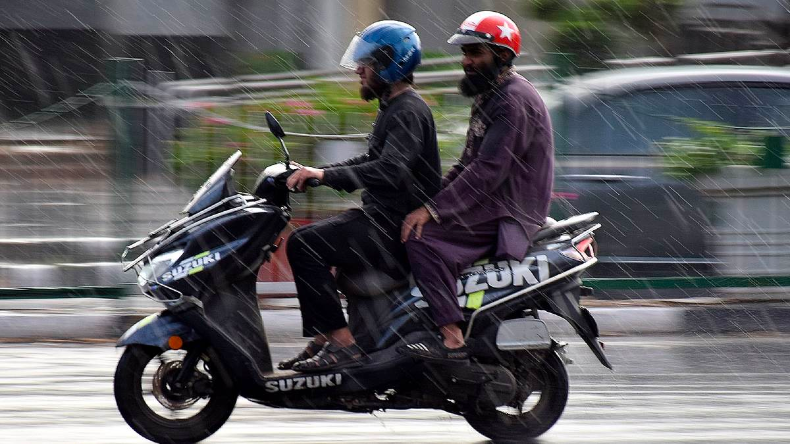 Weather Today: दिल्ली-NCR में 3 दिन तक जारी रहेगा बरसात का सिलसिला, कई राज्यों में ओलावृष्टि का अलर्ट