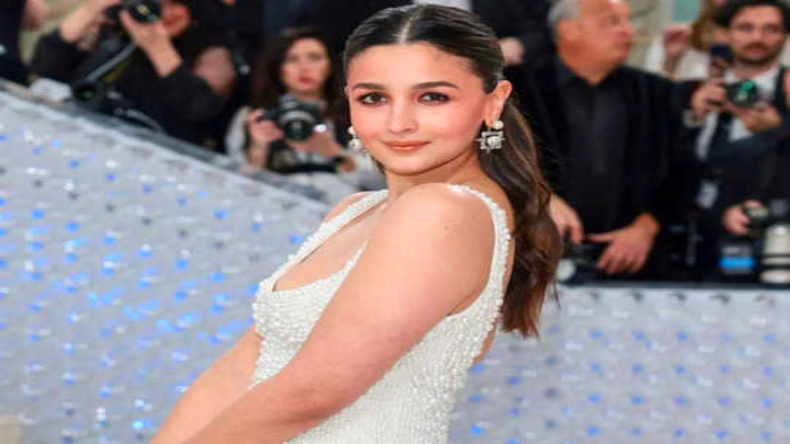 Met Gala 2023: इवेंट में व्हाइट गाउन पहने नजर आईं आलिया भट्ट, अपनी खूबसूरती से बिखेरा जलवा