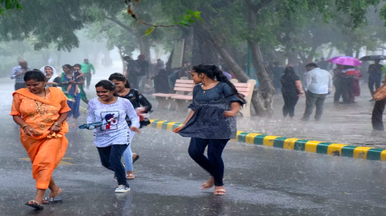 Weather Today: Delhi-NCR में गरज के साथ हुई बरसात, मौसम हुआ सुहाना, तापमान में गिरावट