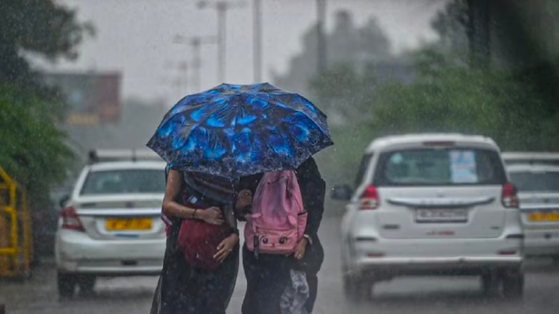 Weather Today: उत्तर भारत में बदला मौसम का मिजाज, आज भी बरसात की आशंका, जानें मौसम का हाल