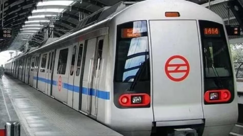 दिल्ली मेट्रो में यात्रा करना अब और भी आसान, टोकन-कार्ड की जगह QR टिकट