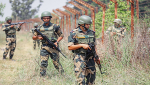 Indo-Pak Border: बाड़मेर में BSF का बड़ा एक्शन, सीमा पार कर रहे 2 घुसपैठियों को मार गिराया