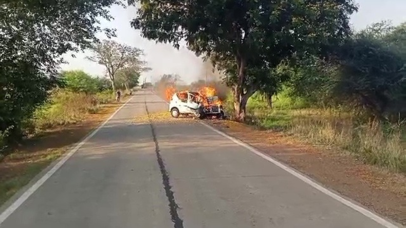 मध्य प्रदेश में दर्दनाक हादसा, पेड़ से टकराने के बाद कार में लगी आग, चार लोग जिंदा जले