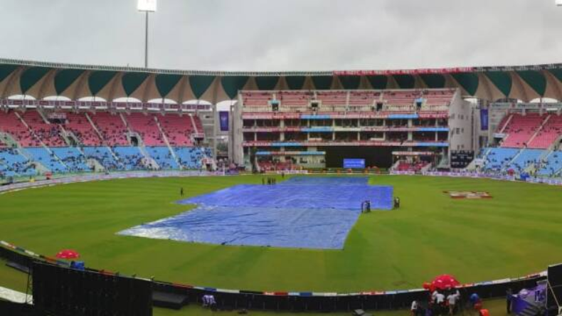 IPL :  बारिश के कारण टॉस में हो रही देरी