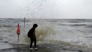 Biparjoy Cyclone: मांडवी में नजर आने लगा तूफान का असर, देर शाम कच्छ पहुंचेगा