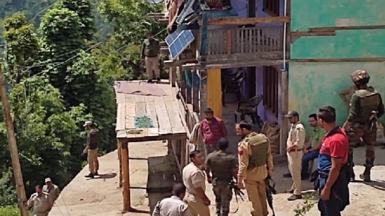 J&K: A++ श्रेणी के हिजबुल आतंकी के घर पुलिस-SOG की छापेमारी