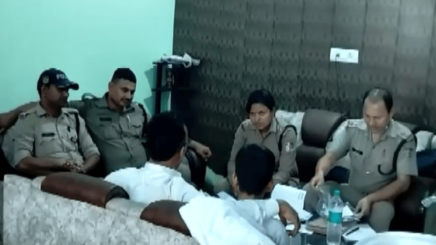 डॉक्टर के घर में मौजूद पुलिस