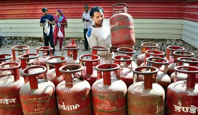 LPG Cylinder Price: कमर्शियल एलपीजी गैस के दाम में बड़ी कटौती, 83.5 रुपये सस्ता हुआ सिलेंडर