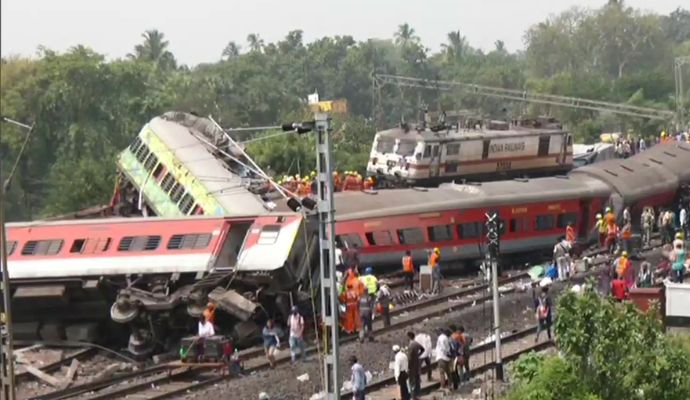 Coromandel Train Accident: हावड़ा-चेन्नई रेल रूट पर यातायात प्रभावित, 43 ट्रेन हुई रद्द, 38 का मार्ग बदला