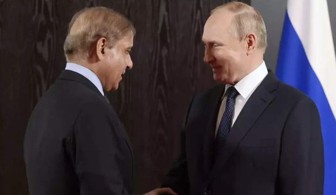 Russia Oil: भारत के विरोध के बाद रूस ने पाकिस्तान को पहुंचाया कच्चा तेल, क्या चीन ने बनाया दबाव ?