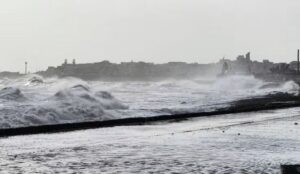 Biparjoy cyclone: आज गुजरात के तट से टकराएगा बिपरजॉय, कच्छ और सौराष्ट्र में भारी बारिश का अलर्ट जारी