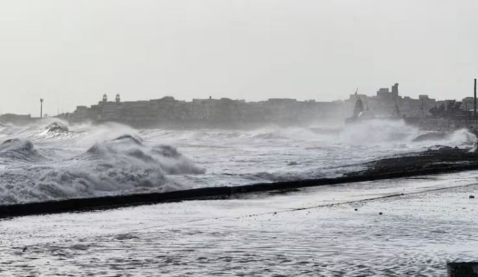 Biparjoy cyclone: आज गुजरात के तट से टकराएगा बिपरजॉय, कच्छ और सौराष्ट्र में भारी बारिश का अलर्ट जारी