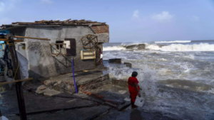 Cyclone Biparjoy: कच्छ के कई इलाकों में बिजली कट, 9 राज्यों में रेड अलर्ट