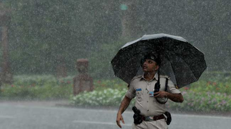 Delhi Weather Update: राजधानी में फिर झमाझम बारिश, जानें कैसा रहेगा आज का मौसम