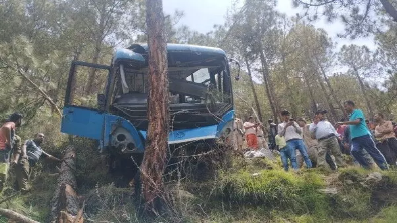 हिमाचल प्रदेश: 40 से अधिक यात्रियों को लेकर खाई में गिरी बस, पेड़ों के बीच जा फंसी