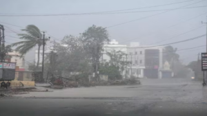 Cyclone Biparjoy: चक्रवात ‘बिपरजॉय’ समुद्र से जमीन की ओर बढ़ा, गुजरात में भारी बरसात, 22 घायल