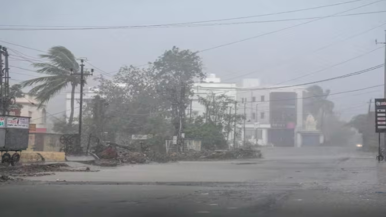 Cyclone Biparjoy: चक्रवात ‘बिपरजॉय’ समुद्र से जमीन की ओर बढ़ा, गुजरात में भारी बरसात, 22 घायल