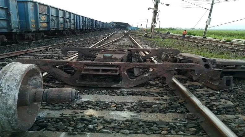 Bengal Train Accident: बांकुड़ा में मालगाड़ी को दूसरी ट्रेन ने मारी टक्कर, पटरी से उतरे 12 डब्बे