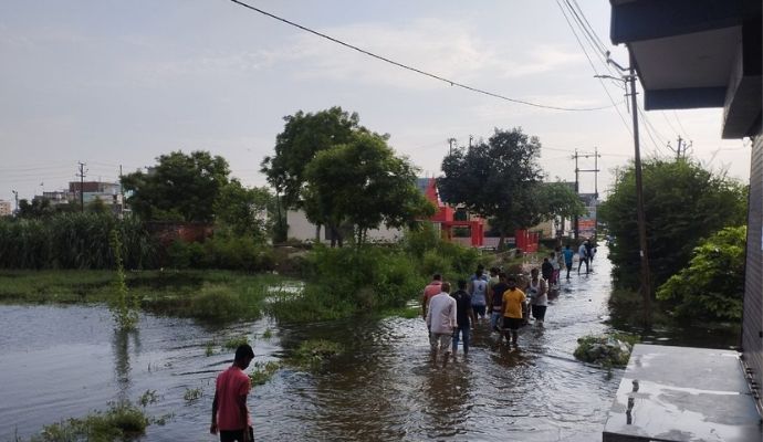 Hindon River: यमुना के बाद अब हिंडन नदी उफान पर, गाजियाबाद के कई गांवों में घुसा पानी