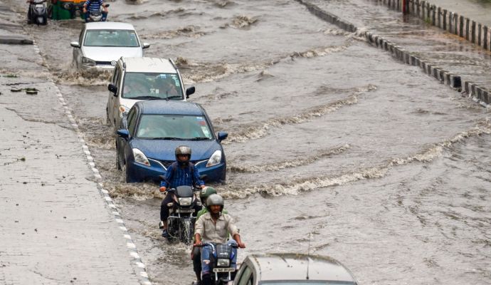 भारी बारिश के बाद सीएम केजरीवाल ने अफसरों की छुट्टियों को किया रद्द, मेयरों को दिए खास निर्देश