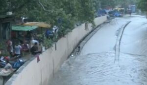 Delhi Yamuna Flood: दिल्ली में बढ़ा यमुना नदी का जलस्तर, घरों में घुसा पानी, उपराज्यपाल ने बुलाई आपात बैठक