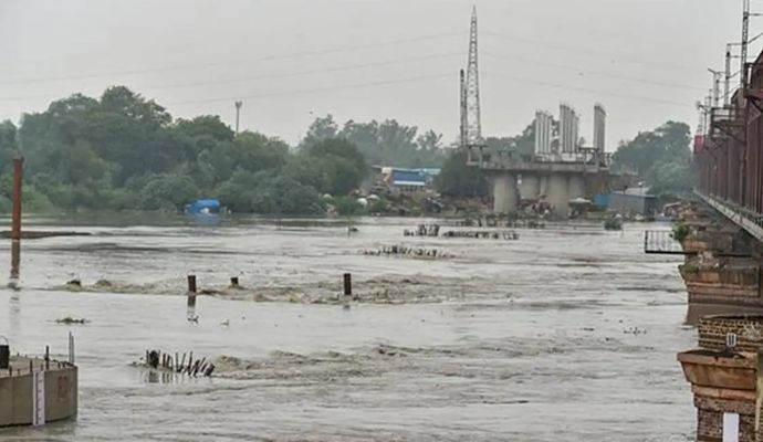 बाढ़ के बाद अब पीने के पानी की किल्लत, 3 वाटर ट्रीटमेंट प्लांट हुए बंद