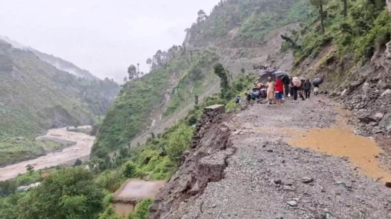 कठुआ: भारी बारिश और लैंडस्लाइड से 8 लोगों की मौत, भूस्खलन की चपेट में आए कई घर