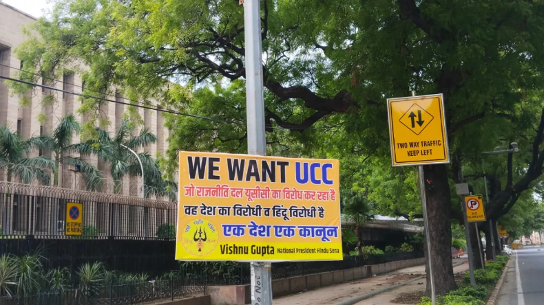 संसद मार्ग पर हिन्दू सेना ने UCC के समर्थन में लगाए पोस्टर, कहा ऐसा कानून जरूरी