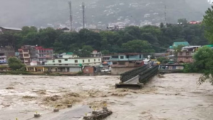 Delhi-हरियाणा में बाढ़ का खतरा, कुल्लू में फंसे कई पर्यटक, चारधाम की यात्रा फिर बाधित