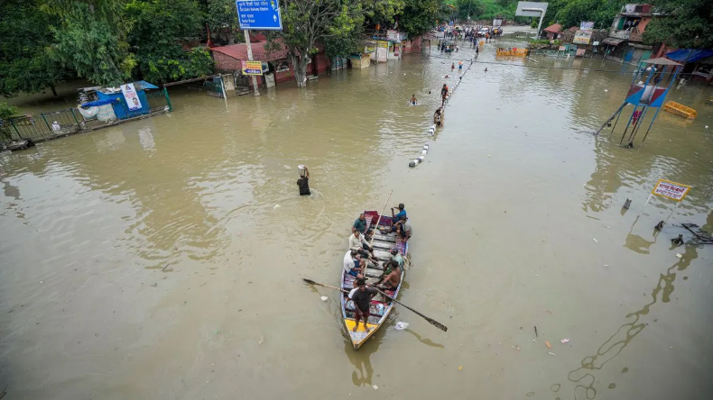 DELHI : यमुना में तेजी से घट रहा जलस्तर, शाम 7 बजे 206.87 मीटर हुआ दर्ज