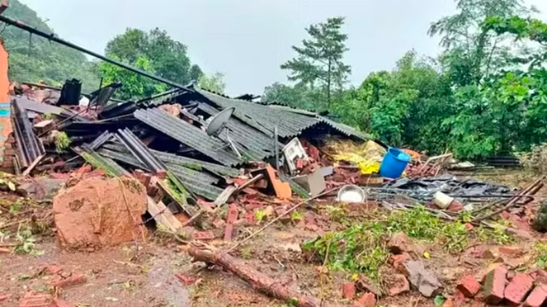 Maharashtra Landslide: रायगढ़ में भूस्खलन से 4 की मौत, लगभग 100 लोग दबे, पहुंचे CM शिंदे