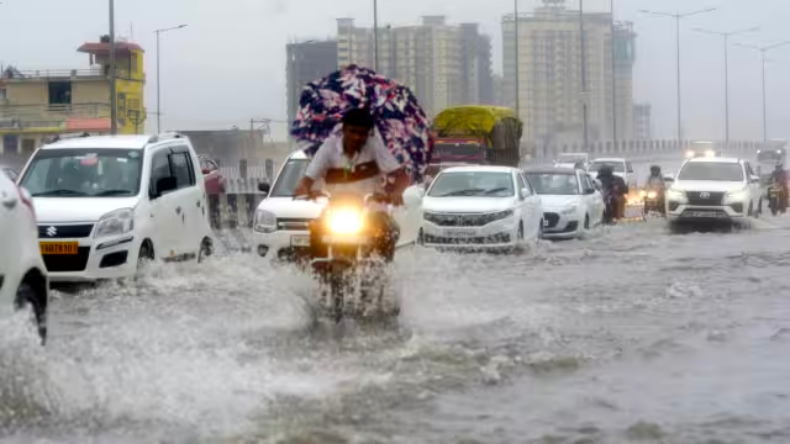 Weather: मुंबई-उत्तराखंड में भारी बारिश का अलर्ट, दिल्ली-NCR में आज ऐसा रहेगा मौसम