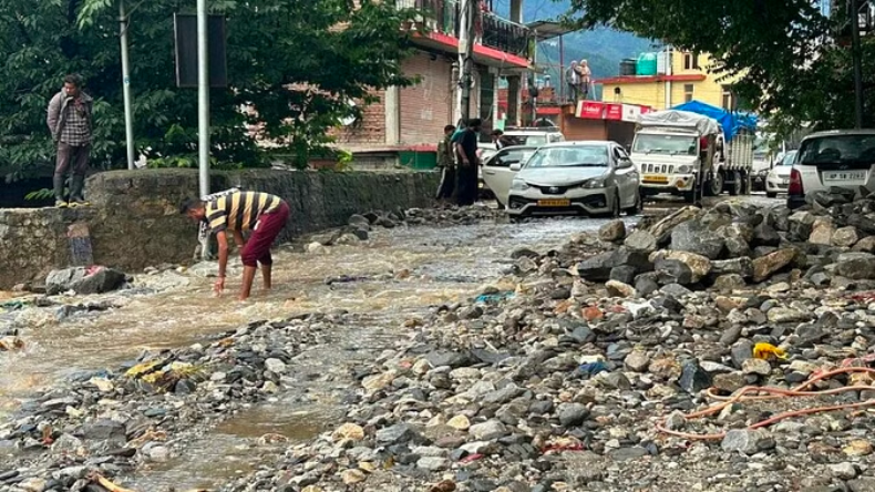 हिमाचल: मनाली के जगतसुख में फटा बादल, सड़क पर आया मलबा