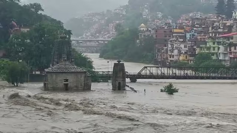 Weather : बारिश ने दिल्ली से पहाड़ी राज्यों तक मचाई हाहाकार