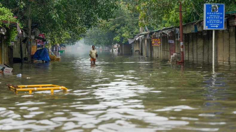 Delhi Weather: खतरे के निशान से ऊपर बह रही है यमुना, दिल्ली में भारी बारिश का अलर्ट