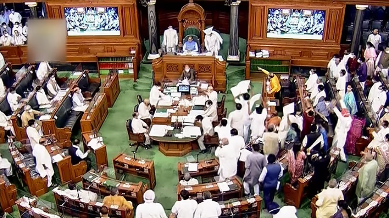 Monsoon Session: भारी हंगामे के बीच लोकसभा 2 बजे तक स्थगित