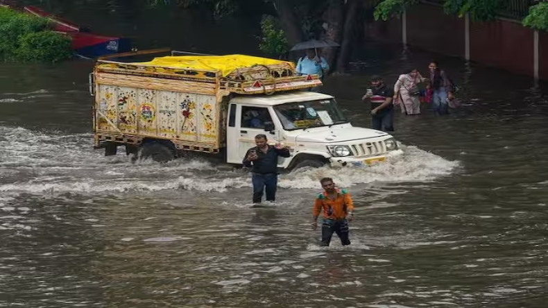 DELHI : भारी बारिश के चलते दिल्ली में 54 जगहों पर हुई वॉटर लॉगिंग