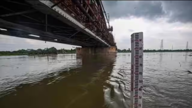 Delhi Flood: राष्ट्रीय राजधानी में फिर बढ़ रहा यमुना का जलस्तर, हथिनीकुंड बैराज से छोड़ा गया लाखो क्यूसेक पानी