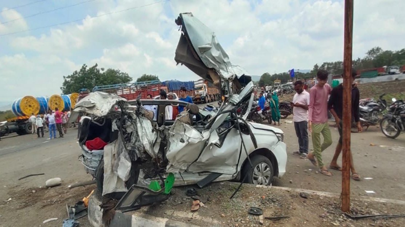 महाराष्ट्र में भीषण सड़क हादसा, बेकाबू कंटेनर ने दो गाड़ियों को मारी टक्कर, 10 लोगों की मौत