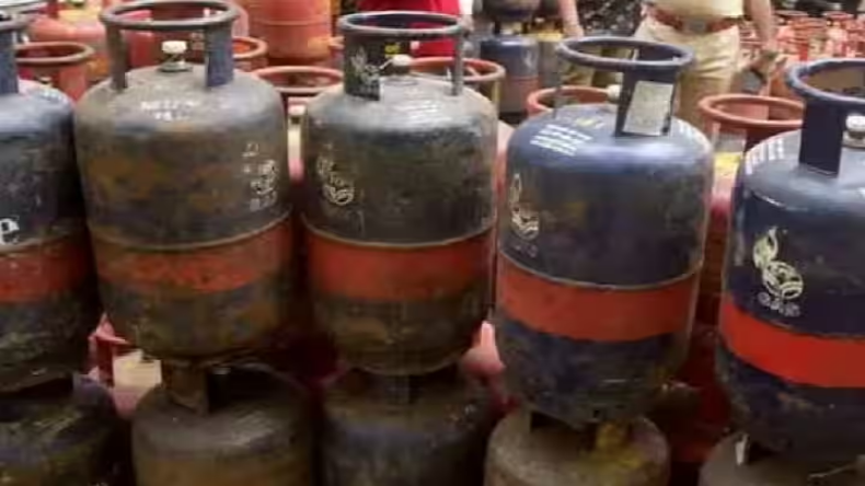 LPG: 100 रुपए सस्ता हुआ कमर्शियल LPG सिलिंडर, जाने दिल्ली में अब कितनी होगी कीमत?