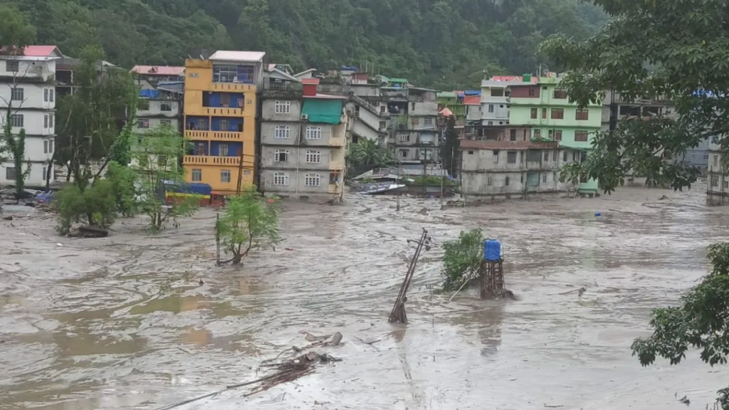 Sikkim Floods: सिक्किम में बाढ़ से त्रासदी, अब तक 14 लोगों की मौत; 102 लापता