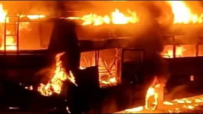 Fire in Bus: पश्चिम बंगाल से ओडिशा जा रही बस में लगी आग, 30 यात्री घायल