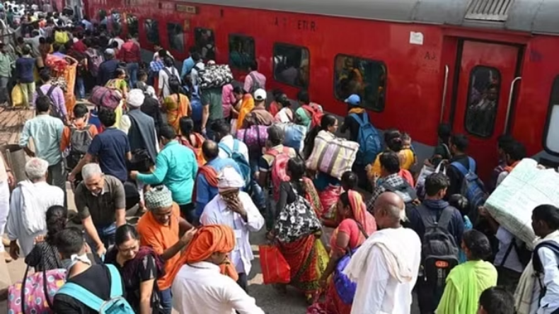 chhath puja: छठ से पहले रेलवे स्टेशन पर भारी भीड़, ट्रेन पकड़ने के लिए उमड़ा यात्रियों का सैलाब