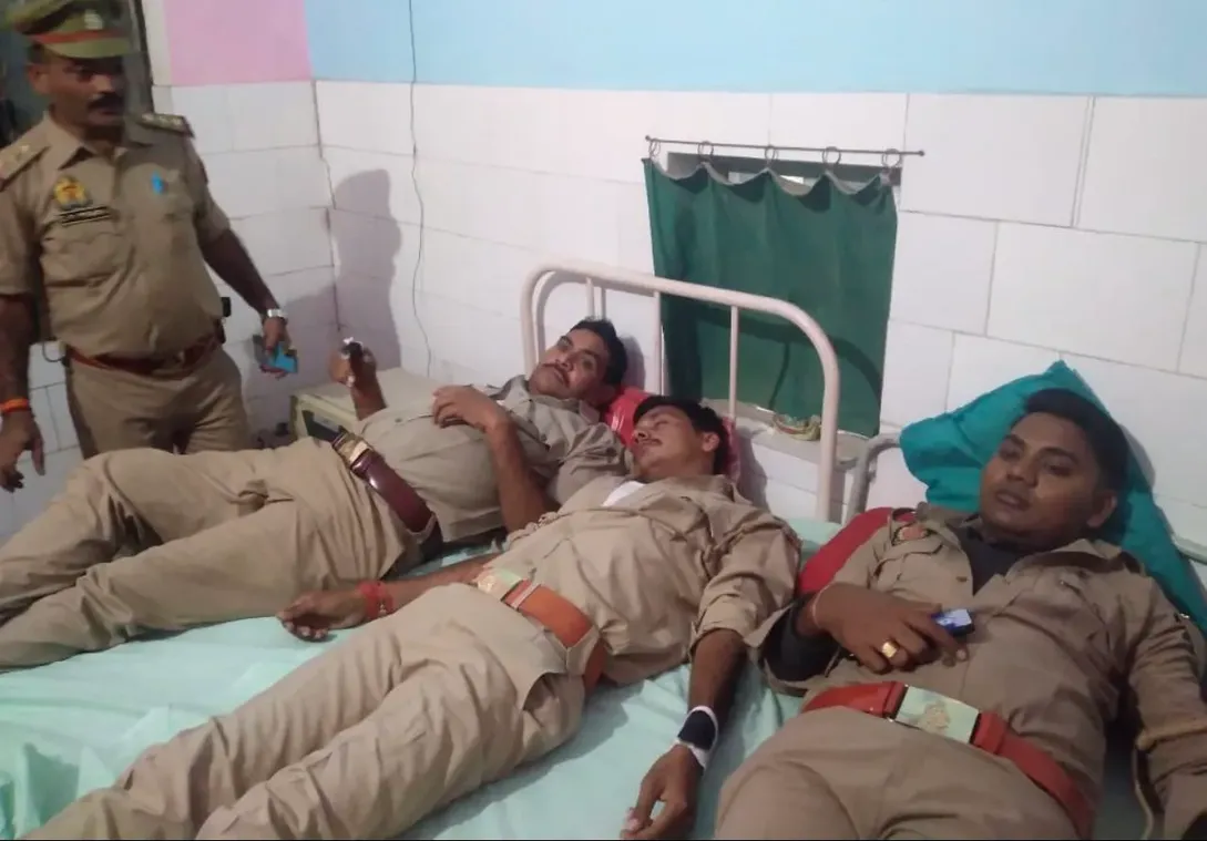 महोबा में पुलिस से राइफल छीनकर भागे बदमाश, मुठभेड़ में 3 पुलिसकर्मी और दो आरोपी घायल