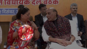 Vasundhara Raje Viral Video: पर्ची खोलती ही क्यों चौंक गईं वसुंधरा, राजनाथ सिंह के इशारे ने बयां की कहानी