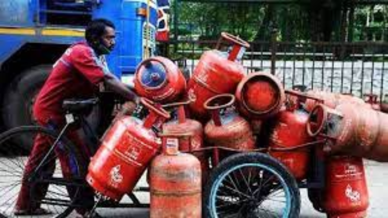 LPG Price: नए साल से पहले आम जनता को बड़ी राहत, एलपीजी सिलेंडर 39 रुपए हुआ सस्ता