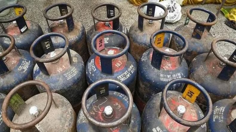 LPG: कमर्शियल एलपीजी सिलेंडर के गिरे दाम, जानें अब कितने का मिलेगा